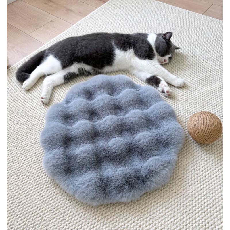 Gray Plush Round Cat Mat – Soft Faux Fur Sleeping Pad (40cm Diameter)